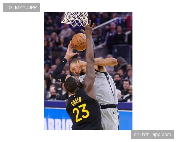 NBA:勇士大胜马刺,库里命中9记三分球砍下45分